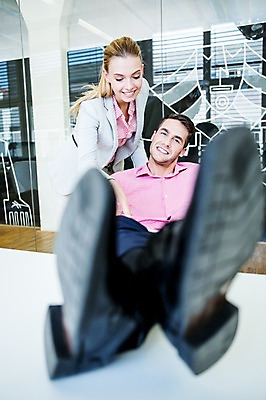 포토 JPG 서양인 여자 남자 비즈니스 휴식 실내 성인 두명 사무실 비즈니스맨 비즈니스우먼 책상 다리들기 국내포토 외국인 가구 컨셉 모션 사람 내부 직장인 파일형식