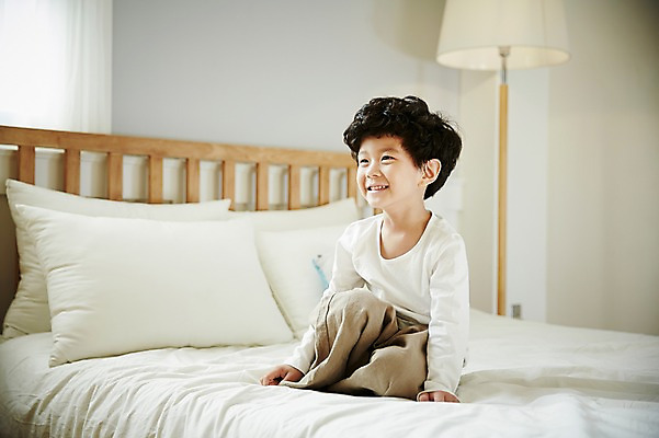 포토 JPG 전신 남자 어린이라이프 어린이 장난 실내 한명 미소 앉기 소년 앞모습 침실 한국인 침대 즐거움 어린이만 소년한명만 국내포토 1 라이프스타일 감정 뷰포인트 가구 모션 표정 사람 동양인 내부 남자한명만 소년만 파일형식