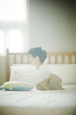 포토 JPG 전신 남자 어린이라이프 어린이 실내 한명 미소 앉기 소년 옆모습 햇빛 침실 한국인 침대 즐거움 어린이만 소년한명만 국내포토 1 라이프스타일 감정 뷰포인트 가구 모션 표정 사람 동양인 내부 태양 남자한명만 소년만 파일형식