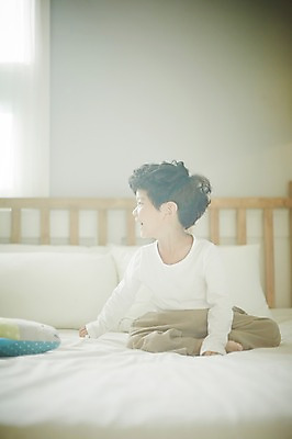 포토 JPG 전신 남자 어린이라이프 어린이 실내 한명 미소 앉기 소년 옆모습 햇빛 침실 한국인 침대 즐거움 어린이만 소년한명만 국내포토 1 라이프스타일 감정 뷰포인트 가구 모션 표정 사람 동양인 내부 태양 남자한명만 소년만 파일형식