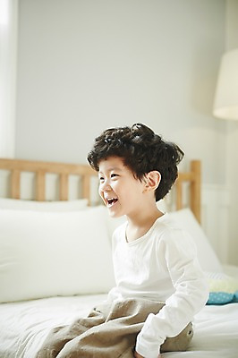 포토 JPG 남자 어린이라이프 어린이 실내 한명 미소 앉기 소년 상반신 옆모습 침실 한국인 침대 즐거움 어린이만 소년한명만 국내포토 1 라이프스타일 감정 뷰포인트 가구 모션 표정 사람 동양인 내부 남자한명만 소년만 파일형식
