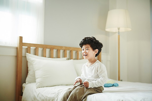 포토 JPG 남자 어린이라이프 어린이 실내 한명 미소 앉기 소년 상반신 옆모습 침실 한국인 침대 즐거움 어린이만 소년한명만 국내포토 1 라이프스타일 감정 뷰포인트 가구 모션 표정 사람 동양인 내부 남자한명만 소년만 파일형식