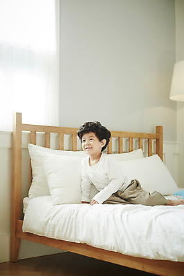 포토 JPG 전신 남자 어린이라이프 어린이 실내 한명 미소 앉기 소년 앞모습 침실 한국인 침대 즐거움 어린이만 소년한명만 국내포토 1 라이프스타일 감정 뷰포인트 가구 모션 표정 사람 동양인 내부 남자한명만 소년만 파일형식