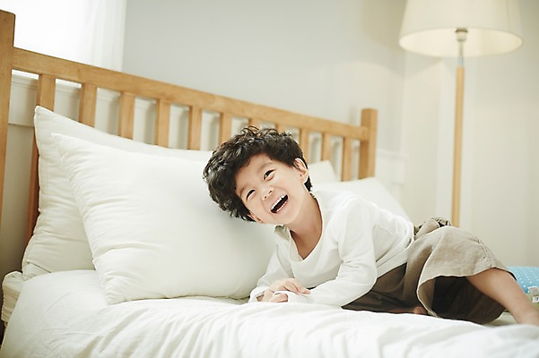 포토 JPG 전신 남자 어린이라이프 어린이 실내 한명 미소 앉기 소년 앞모습 침실 한국인 침대 즐거움 어린이만 소년한명만 국내포토 1 라이프스타일 감정 뷰포인트 가구 모션 표정 사람 동양인 내부 남자한명만 소년만 파일형식