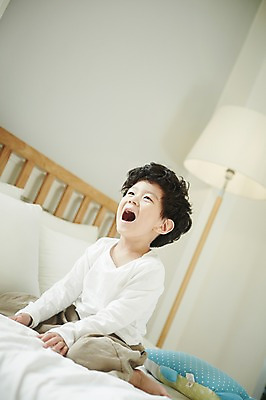 포토 JPG 전신 남자 어린이라이프 어린이 장난 실내 한명 미소 앉기 소년 앞모습 침실 한국인 침대 즐거움 어린이만 소년한명만 국내포토 1 라이프스타일 감정 뷰포인트 가구 모션 표정 사람 동양인 내부 남자한명만 소년만 파일형식