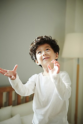 포토 JPG 응시 남자 어린이라이프 어린이 실내 한명 서기 미소 소년 상반신 앞모습 침실 한국인 침대 즐거움 어린이만 소년한명만 국내포토 1 라이프스타일 시선 감정 뷰포인트 가구 모션 표정 사람 동양인 내부 남자한명만 소년만 파일형식