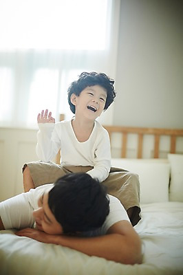 포토 JPG 남자 아들 어린이 엎드리기 장난 가족 실내 미소 앉기 소년 상반신 성인 두명 앞모습 30대 화목 침실 한국인 침대 가족라이프 아빠 즐거움 부자지간 남자만 국내포토 라이프스타일 감정 뷰포인트 가구 컨셉 관계 모션 표정 사람 동양인 내부 장년 파일형식