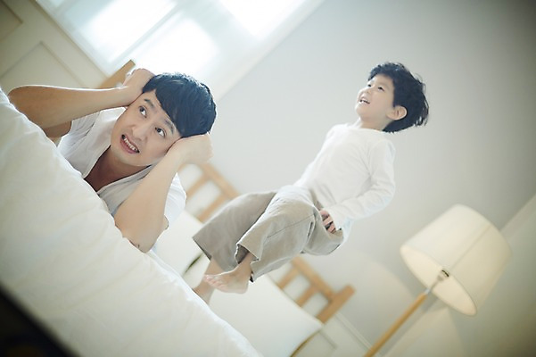 포토 JPG 남자 아들 어린이 엎드리기 장난 가족 실내 서기 소년 상반신 성인 두명 앞모습 30대 침실 한국인 침대 가족라이프 아빠 귀막기 즐거움 부자지간 남자만 국내포토 라이프스타일 감정 뷰포인트 가구 관계 모션 사람 동양인 손짓 내부 장년 파일형식