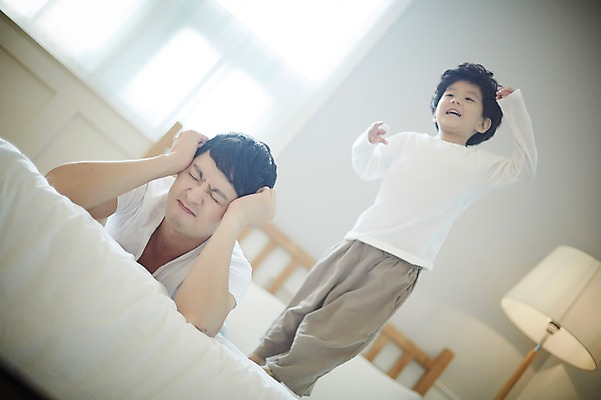 포토 JPG 남자 아들 어린이 엎드리기 장난 가족 실내 서기 소년 상반신 성인 두명 앞모습 30대 침실 한국인 침대 가족라이프 아빠 귀막기 즐거움 부자지간 남자만 국내포토 라이프스타일 감정 뷰포인트 가구 관계 모션 사람 동양인 손짓 내부 장년 파일형식