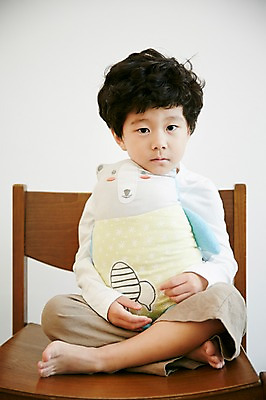 포토 JPG 전신 남자 어린이라이프 어린이 인형 의자 실내 한명 미소 들기 앉기 소년 앞모습 침실 한국인 즐거움 어린이만 소년한명만 국내포토 1 라이프스타일 감정 뷰포인트 가구 모션 표정 사람 동양인 내부 남자한명만 소년만 파일형식