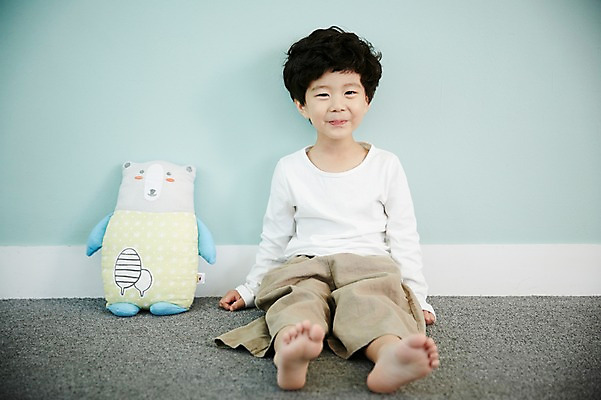 포토 JPG 전신 남자 어린이라이프 어린이 인형 실내 한명 미소 앉기 소년 앞모습 침실 한국인 즐거움 어린이만 소년한명만 국내포토 1 라이프스타일 감정 뷰포인트 모션 표정 사람 동양인 내부 남자한명만 소년만 파일형식