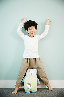 포토 JPG 전신 남자 어린이라이프 어린이 인형 실내 한명 서기 미소 소년 앞모습 손들기 기댐 침실 한국인 즐거움 어린이만 소년한명만 국내포토 1 라이프스타일 감정 뷰포인트 모션 표정 사람 동양인 내부 남자한명만 소년만 파일형식