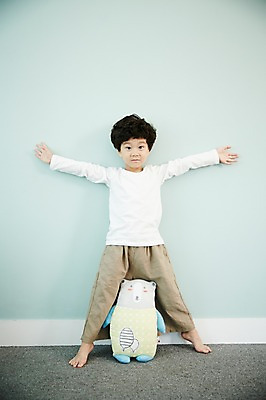 포토 JPG 전신 남자 어린이라이프 어린이 인형 팔벌리기 실내 한명 서기 미소 소년 앞모습 기댐 침실 한국인 즐거움 어린이만 소년한명만 국내포토 1 라이프스타일 감정 뷰포인트 모션 표정 사람 동양인 내부 남자한명만 소년만 파일형식