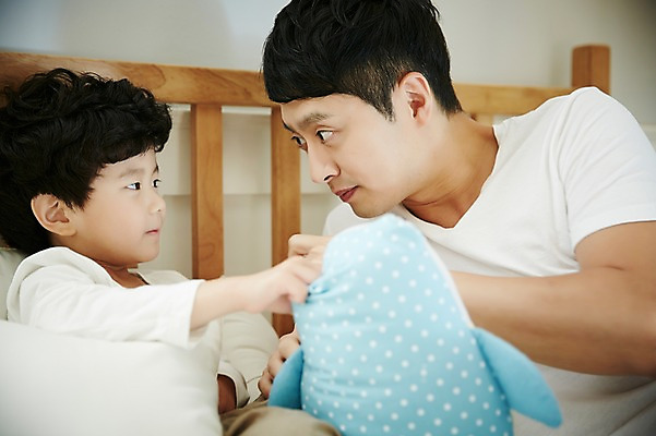 포토 JPG 남자 아들 어린이 인형 장난 가족 실내 소년 상반신 성인 두명 옆모습 30대 마주보기 다정 침실 한국인 침대 가족라이프 아빠 놀기 부자지간 남자만 국내포토 라이프스타일 뷰포인트 가구 컨셉 관계 모션 사람 동양인 내부 장년 파일형식