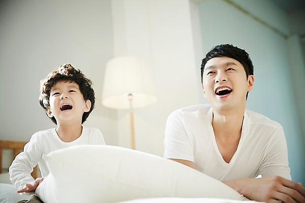 포토 JPG 응시 남자 아들 어린이 가족 실내 미소 앉기 소년 상반신 성인 두명 앞모습 30대 화목 침실 한국인 침대 가족라이프 아빠 즐거움 부자지간 남자만 국내포토 라이프스타일 시선 감정 뷰포인트 가구 컨셉 관계 모션 표정 사람 동양인 내부 장년 파일형식