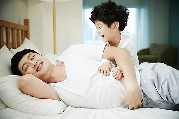 포토 JPG 남자 아들 어린이 가족 실내 앉기 소년 상반신 성인 두명 옆모습 30대 눕기 화목 침실 한국인 기상 침대 가족라이프 아빠 즐거움 부자지간 남자만 국내포토 라이프스타일 감정 뷰포인트 가구 컨셉 관계 모션 사람 동양인 내부 장년 파일형식