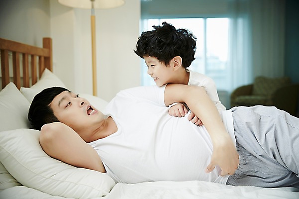 포토 JPG 남자 아들 어린이 가족 실내 앉기 소년 상반신 성인 두명 옆모습 30대 눕기 화목 침실 한국인 기상 침대 가족라이프 아빠 즐거움 부자지간 남자만 국내포토 라이프스타일 감정 뷰포인트 가구 컨셉 관계 모션 사람 동양인 내부 장년 파일형식