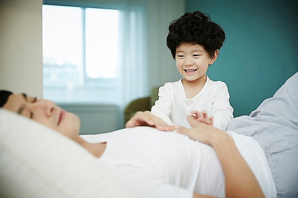 포토 JPG 남자 아들 어린이 가족 실내 앉기 소년 상반신 성인 두명 옆모습 30대 눕기 화목 침실 한국인 기상 침대 가족라이프 아빠 즐거움 부자지간 남자만 국내포토 라이프스타일 감정 뷰포인트 가구 컨셉 관계 모션 사람 동양인 내부 장년 파일형식