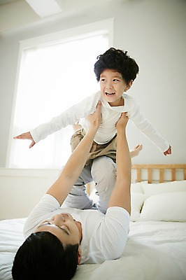 포토 JPG 전신 남자 아들 어린이 장난 가족 실내 미소 소년 성인 두명 30대 눕기 화목 침실 한국인 침대 가족라이프 아빠 즐거움 부자지간 남자만 들어올리기 국내포토 라이프스타일 감정 가구 컨셉 관계 모션 표정 사람 동양인 내부 장년 파일형식