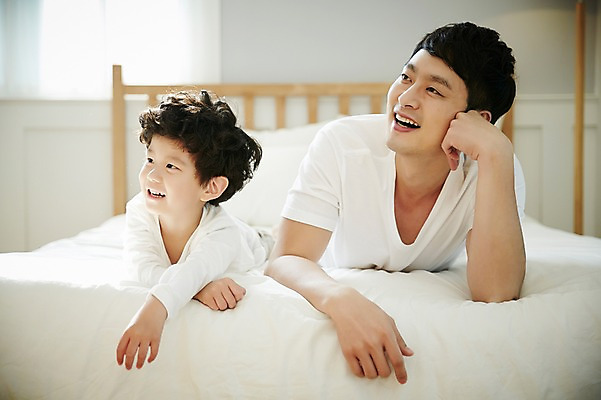 포토 JPG 응시 남자 아들 어린이 엎드리기 가족 실내 미소 소년 상반신 성인 두명 앞모습 30대 턱괴기 침실 한국인 침대 가족라이프 아빠 즐거움 부자지간 남자만 국내포토 라이프스타일 시선 감정 뷰포인트 가구 관계 모션 표정 사람 동양인 내부 장년 파일형식