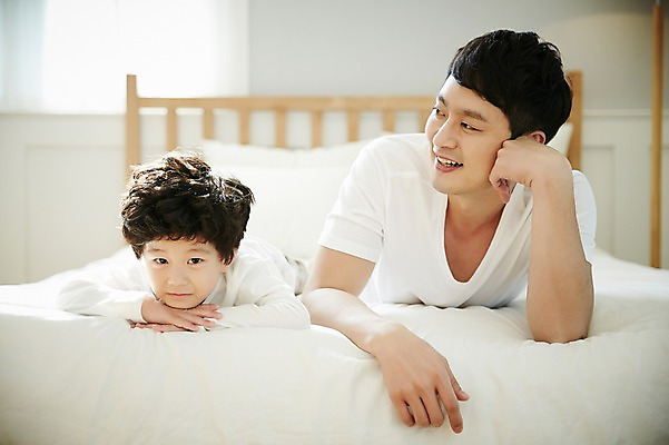 포토 JPG 응시 남자 아들 어린이 엎드리기 가족 실내 미소 소년 상반신 성인 두명 앞모습 30대 화목 침실 한국인 침대 가족라이프 아빠 즐거움 부자지간 남자만 국내포토 라이프스타일 시선 감정 뷰포인트 가구 컨셉 관계 모션 표정 사람 동양인 내부 장년 파일형식