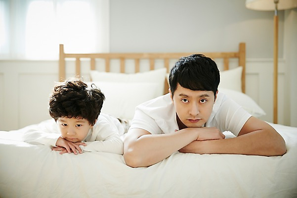 포토 JPG 응시 남자 아들 어린이 엎드리기 가족 실내 미소 소년 상반신 성인 두명 앞모습 30대 화목 침실 한국인 침대 가족라이프 아빠 지루함 부자지간 남자만 국내포토 라이프스타일 시선 감정 뷰포인트 가구 컨셉 관계 모션 표정 사람 동양인 내부 장년 파일형식