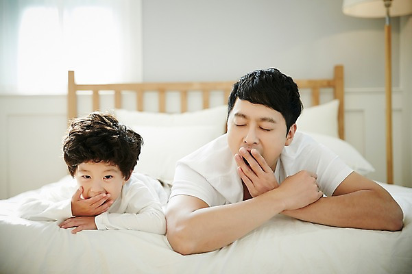 포토 JPG 응시 남자 아들 어린이 엎드리기 가족 실내 미소 소년 상반신 성인 두명 앞모습 30대 화목 침실 한국인 침대 가족라이프 아빠 지루함 부자지간 남자만 국내포토 라이프스타일 시선 감정 뷰포인트 가구 컨셉 관계 모션 표정 사람 동양인 내부 장년 파일형식