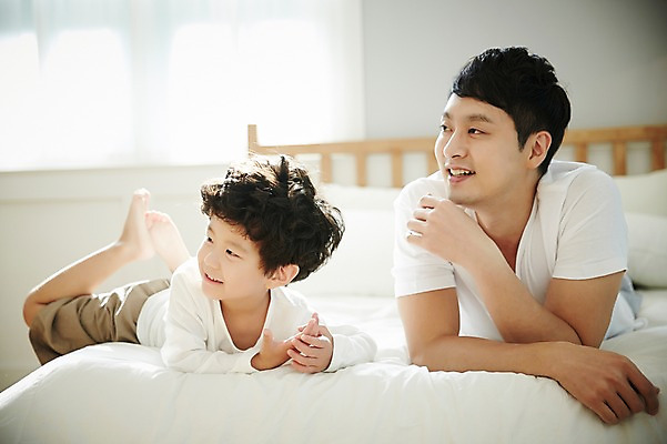 포토 JPG 전신 응시 남자 아들 어린이 엎드리기 가족 실내 미소 소년 상반신 성인 두명 앞모습 30대 화목 침실 한국인 침대 가족라이프 아빠 즐거움 부자지간 남자만 국내포토 라이프스타일 시선 감정 뷰포인트 가구 컨셉 관계 모션 표정 사람 동양인 내부 장년 파일형식