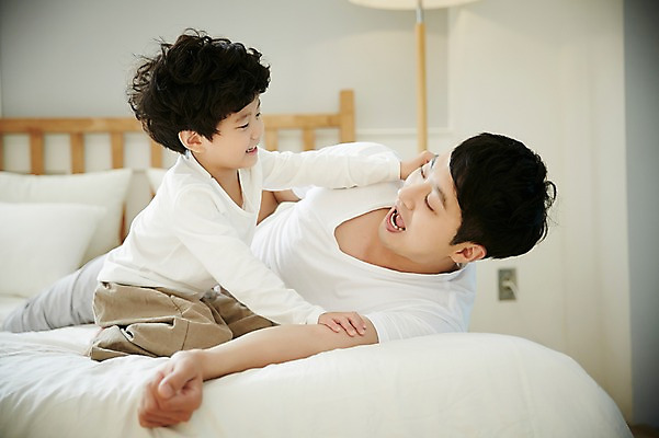 포토 JPG 남자 아들 어린이 장난 가족 실내 미소 앉기 소년 상반신 성인 두명 앞모습 30대 눕기 화목 침실 한국인 침대 가족라이프 아빠 즐거움 부자지간 남자만 국내포토 라이프스타일 감정 뷰포인트 가구 컨셉 관계 모션 표정 사람 동양인 내부 장년 파일형식
