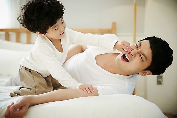 포토 JPG 남자 아들 어린이 장난 가족 실내 미소 앉기 소년 상반신 성인 두명 앞모습 30대 눕기 화목 침실 한국인 침대 가족라이프 아빠 즐거움 부자지간 남자만 국내포토 라이프스타일 감정 뷰포인트 가구 컨셉 관계 모션 표정 사람 동양인 내부 장년 파일형식