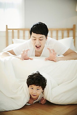 포토 JPG 남자 아들 어린이 엎드리기 장난 가족 실내 미소 소년 상반신 성인 두명 앞모습 30대 화목 침실 한국인 침대 가족라이프 아빠 즐거움 부자지간 남자만 국내포토 라이프스타일 감정 뷰포인트 가구 컨셉 관계 모션 표정 사람 동양인 내부 장년 파일형식
