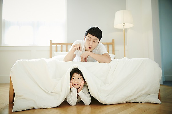 포토 JPG 남자 아들 어린이 엎드리기 장난 가족 실내 미소 소년 상반신 성인 두명 앞모습 30대 턱괴기 화목 침실 한국인 침대 가족라이프 아빠 즐거움 부자지간 남자만 국내포토 라이프스타일 감정 뷰포인트 가구 컨셉 관계 모션 표정 사람 동양인 내부 장년 파일형식