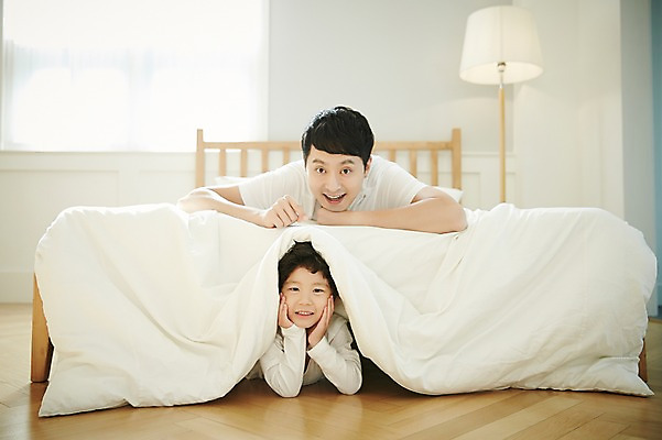 포토 JPG 남자 아들 어린이 엎드리기 장난 가족 실내 미소 소년 상반신 성인 두명 앞모습 30대 턱괴기 화목 침실 한국인 침대 가족라이프 아빠 즐거움 부자지간 남자만 국내포토 라이프스타일 감정 뷰포인트 가구 컨셉 관계 모션 표정 사람 동양인 내부 장년 파일형식