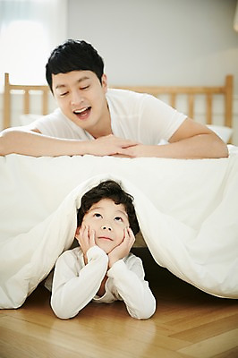포토 JPG 남자 아들 어린이 엎드리기 장난 가족 실내 미소 소년 상반신 성인 두명 앞모습 30대 턱괴기 화목 침실 한국인 침대 가족라이프 아빠 즐거움 부자지간 남자만 국내포토 라이프스타일 감정 뷰포인트 가구 컨셉 관계 모션 표정 사람 동양인 내부 장년 파일형식