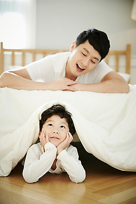 포토 JPG 남자 아들 어린이 엎드리기 장난 가족 실내 미소 소년 상반신 성인 두명 앞모습 30대 턱괴기 화목 침실 한국인 침대 가족라이프 아빠 즐거움 부자지간 남자만 국내포토 라이프스타일 감정 뷰포인트 가구 컨셉 관계 모션 표정 사람 동양인 내부 장년 파일형식