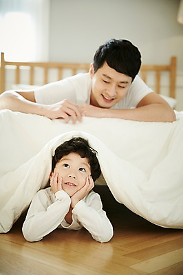 포토 JPG 남자 아들 어린이 엎드리기 장난 가족 실내 미소 소년 상반신 성인 두명 앞모습 30대 턱괴기 화목 침실 한국인 침대 가족라이프 아빠 즐거움 부자지간 남자만 국내포토 라이프스타일 감정 뷰포인트 가구 컨셉 관계 모션 표정 사람 동양인 내부 장년 파일형식