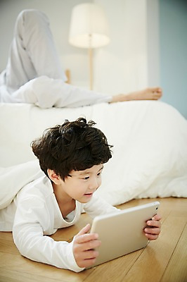 포토 JPG 남자 아들 어린이 엎드리기 가족 휴식 실내 미소 들기 소년 상반신 성인 두명 앞모습 30대 태블릿 눕기 침실 한국인 하반신 침대 가족라이프 아빠 즐거움 부자지간 남자만 국내포토 라이프스타일 감정 뷰포인트 가구 컨셉 관계 모션 표정 사람 동양인 내부 장년 전자제품 스마트기기 파일형식