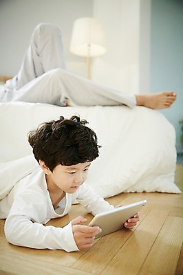 포토 JPG 남자 아들 어린이 엎드리기 가족 휴식 실내 미소 들기 소년 상반신 성인 두명 앞모습 30대 태블릿 눕기 침실 한국인 하반신 침대 가족라이프 아빠 즐거움 부자지간 남자만 국내포토 라이프스타일 감정 뷰포인트 가구 컨셉 관계 모션 표정 사람 동양인 내부 장년 전자제품 스마트기기 파일형식