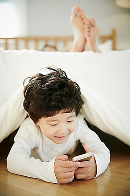 포토 JPG 남자 아들 어린이 가족 휴식 실내 미소 들기 소년 상반신 성인 두명 앞모습 30대 스마트폰 침실 한국인 하반신 침대 가족라이프 아빠 즐거움 부자지간 남자만 국내포토 라이프스타일 감정 뷰포인트 가구 컨셉 관계 모션 표정 사람 동양인 내부 장년 핸드폰 스마트기기 파일형식