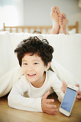 포토 JPG 남자 아들 어린이 가족 휴식 실내 미소 들기 소년 상반신 성인 두명 앞모습 30대 스마트폰 침실 한국인 하반신 침대 가족라이프 아빠 즐거움 부자지간 남자만 국내포토 라이프스타일 감정 뷰포인트 가구 컨셉 관계 모션 표정 사람 동양인 내부 장년 핸드폰 스마트기기 파일형식