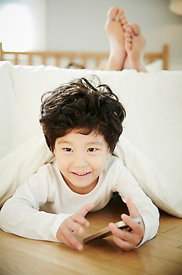 포토 JPG 남자 아들 어린이 가족 휴식 실내 미소 들기 소년 상반신 성인 두명 앞모습 30대 스마트폰 침실 한국인 하반신 침대 가족라이프 아빠 즐거움 부자지간 남자만 국내포토 라이프스타일 감정 뷰포인트 가구 컨셉 관계 모션 표정 사람 동양인 내부 장년 핸드폰 스마트기기 파일형식