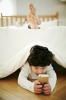 포토 JPG 남자 아들 어린이 가족 휴식 실내 미소 들기 소년 상반신 성인 두명 앞모습 30대 스마트폰 침실 한국인 하반신 침대 가족라이프 아빠 즐거움 부자지간 남자만 국내포토 라이프스타일 감정 뷰포인트 가구 컨셉 관계 모션 표정 사람 동양인 내부 장년 핸드폰 스마트기기 파일형식