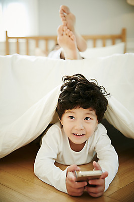 포토 JPG 남자 아들 어린이 가족 휴식 실내 미소 들기 소년 상반신 성인 두명 앞모습 30대 스마트폰 침실 한국인 하반신 침대 가족라이프 아빠 즐거움 부자지간 남자만 국내포토 라이프스타일 감정 뷰포인트 가구 컨셉 관계 모션 표정 사람 동양인 내부 장년 핸드폰 스마트기기 파일형식