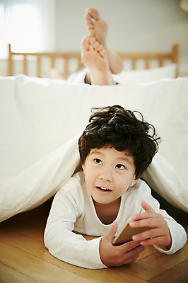 포토 JPG 남자 아들 어린이 가족 휴식 실내 미소 들기 소년 상반신 성인 두명 앞모습 30대 스마트폰 침실 한국인 하반신 침대 가족라이프 아빠 즐거움 부자지간 남자만 국내포토 라이프스타일 감정 뷰포인트 가구 컨셉 관계 모션 표정 사람 동양인 내부 장년 핸드폰 스마트기기 파일형식