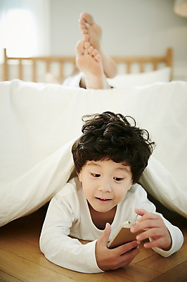 포토 JPG 남자 아들 어린이 가족 휴식 실내 미소 들기 소년 상반신 성인 두명 앞모습 30대 스마트폰 침실 한국인 하반신 침대 가족라이프 아빠 즐거움 부자지간 남자만 국내포토 라이프스타일 감정 뷰포인트 가구 컨셉 관계 모션 표정 사람 동양인 내부 장년 핸드폰 스마트기기 파일형식