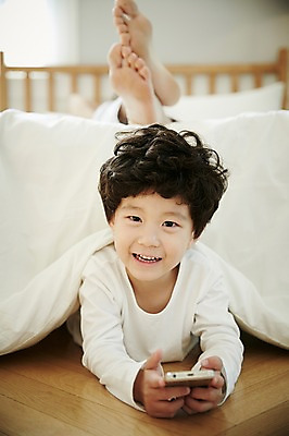 포토 JPG 남자 아들 어린이 가족 휴식 실내 미소 들기 소년 상반신 성인 두명 앞모습 30대 스마트폰 침실 한국인 하반신 침대 가족라이프 아빠 즐거움 부자지간 남자만 국내포토 라이프스타일 감정 뷰포인트 가구 컨셉 관계 모션 표정 사람 동양인 내부 장년 핸드폰 스마트기기 파일형식