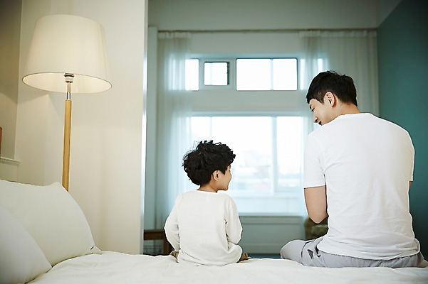 포토 JPG 남자 아들 어린이 가족 실내 앉기 소년 상반신 성인 두명 뒷모습 30대 화목 침실 한국인 침대 가족라이프 아빠 부자지간 남자만 국내포토 라이프스타일 뷰포인트 가구 컨셉 관계 모션 사람 동양인 내부 장년 파일형식