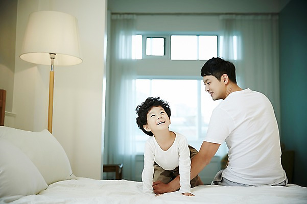 포토 JPG 남자 아들 어린이 엎드리기 가족 실내 미소 앉기 소년 상반신 성인 두명 뒷모습 30대 화목 침실 한국인 침대 가족라이프 뒤돌아보기 아빠 즐거움 부자지간 남자만 국내포토 라이프스타일 감정 뷰포인트 가구 컨셉 관계 모션 표정 사람 동양인 내부 장년 파일형식
