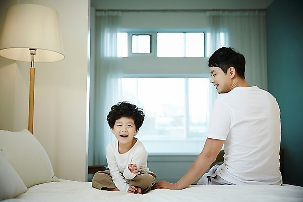 포토 JPG 남자 아들 어린이 가족 실내 미소 앉기 소년 상반신 성인 두명 뒷모습 30대 화목 침실 한국인 침대 가족라이프 뒤돌아보기 아빠 즐거움 부자지간 남자만 국내포토 라이프스타일 감정 뷰포인트 가구 컨셉 관계 모션 표정 사람 동양인 내부 장년 파일형식