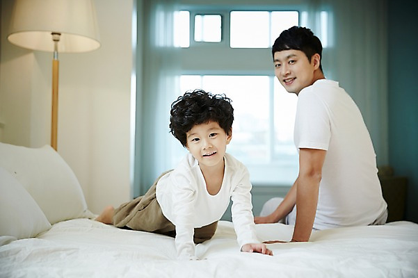 포토 JPG 남자 아들 어린이 엎드리기 가족 실내 미소 앉기 소년 상반신 성인 두명 뒷모습 30대 화목 침실 한국인 침대 가족라이프 뒤돌아보기 아빠 즐거움 부자지간 남자만 국내포토 라이프스타일 감정 뷰포인트 가구 컨셉 관계 모션 표정 사람 동양인 내부 장년 파일형식